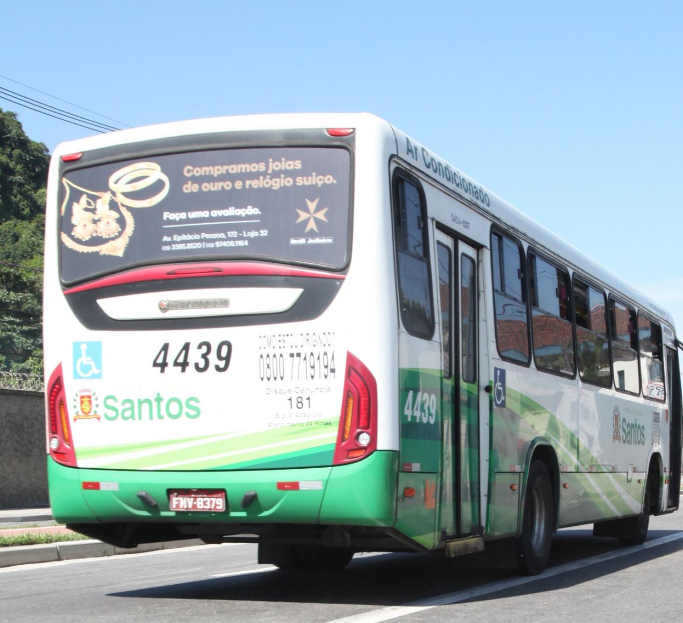 ônibus circulando na rua #paratodosverem