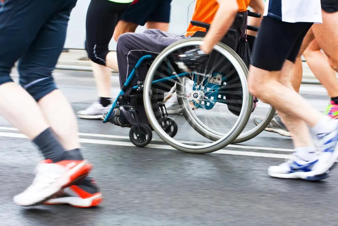 corrida com pessoas sem deficiência e um cadeirante. #paratodosverem