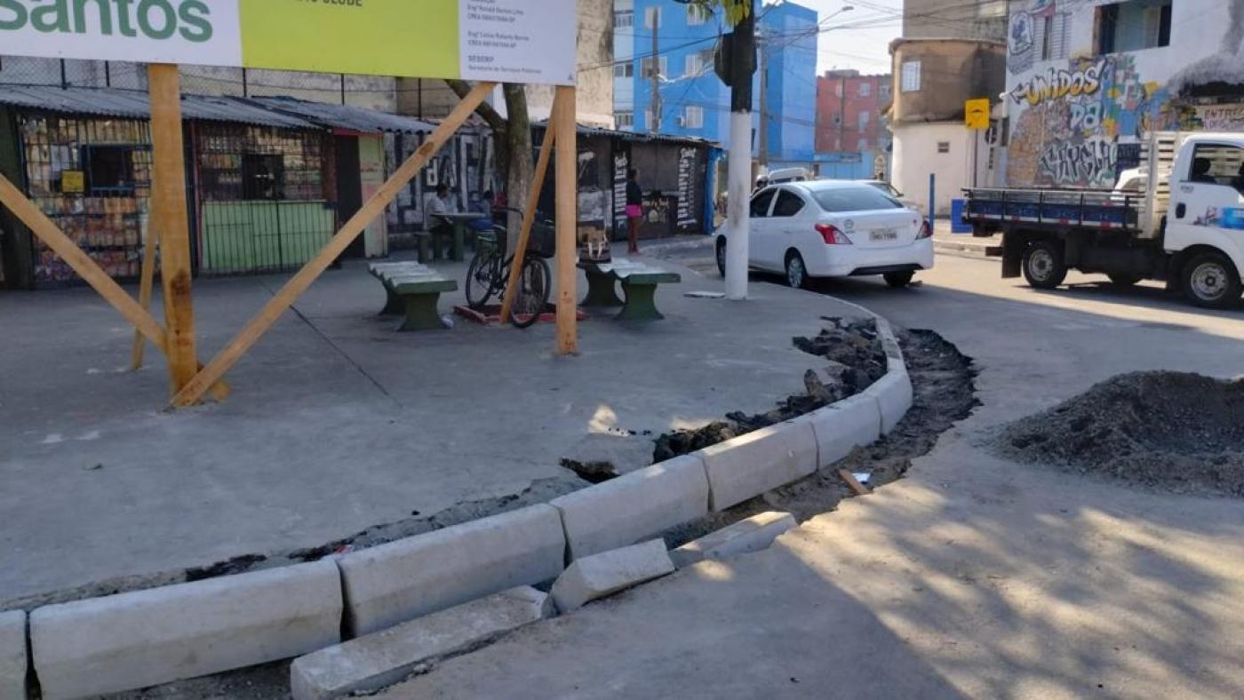 rua com guias e sarjetas em obras. #paratodosverem 