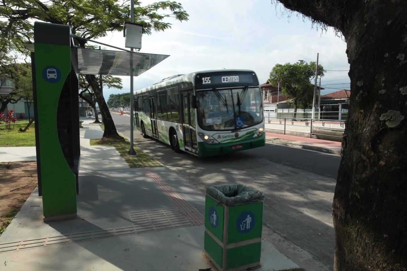 ônibus parado em ponto. #paratodosverem