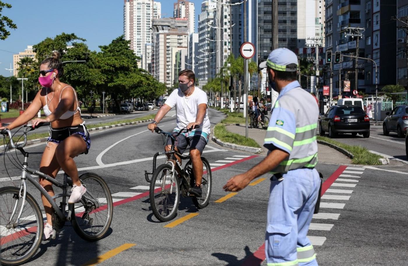 pessoas de bicicleta observadas por agente da CET #paratodosverem