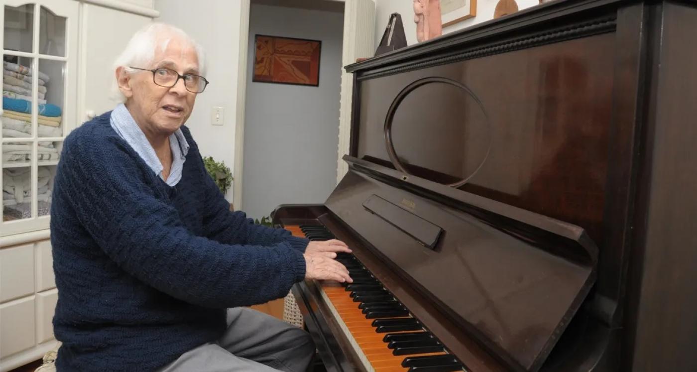 gilberto mendes posa para foto tocando ao piano. #paratodosverem