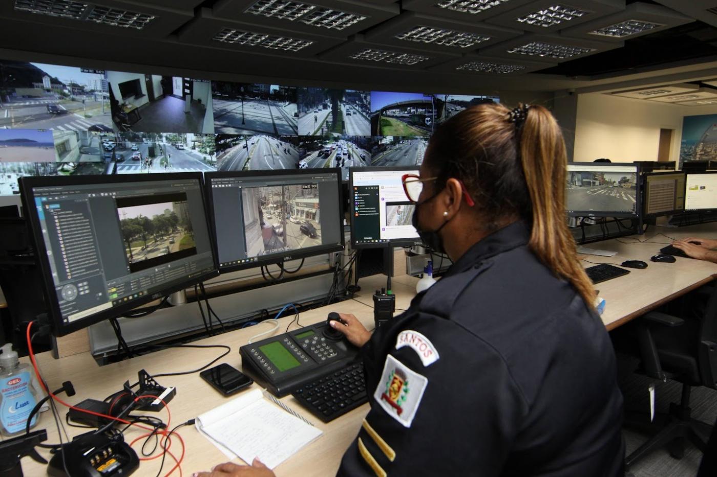 guarda analisa imagens das câmeras no CCO #paratodosverem