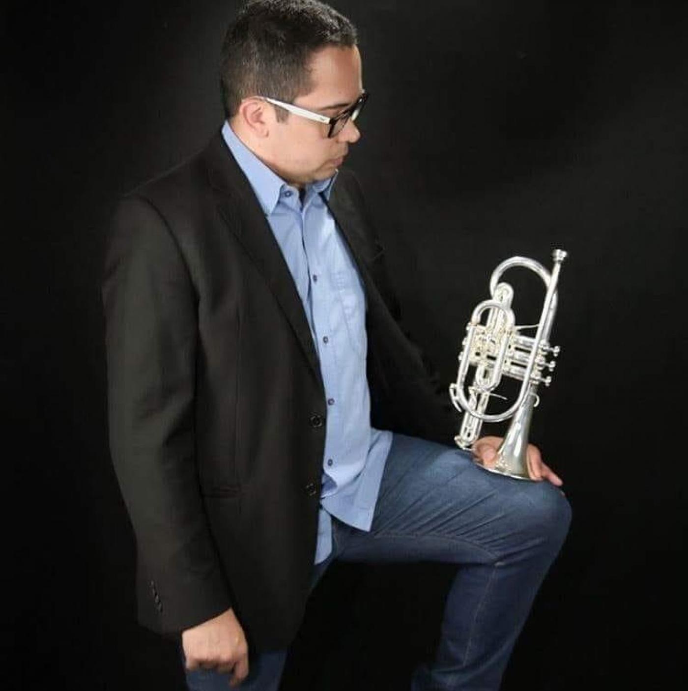 trompetista segura o instrumento #paratodosverem 