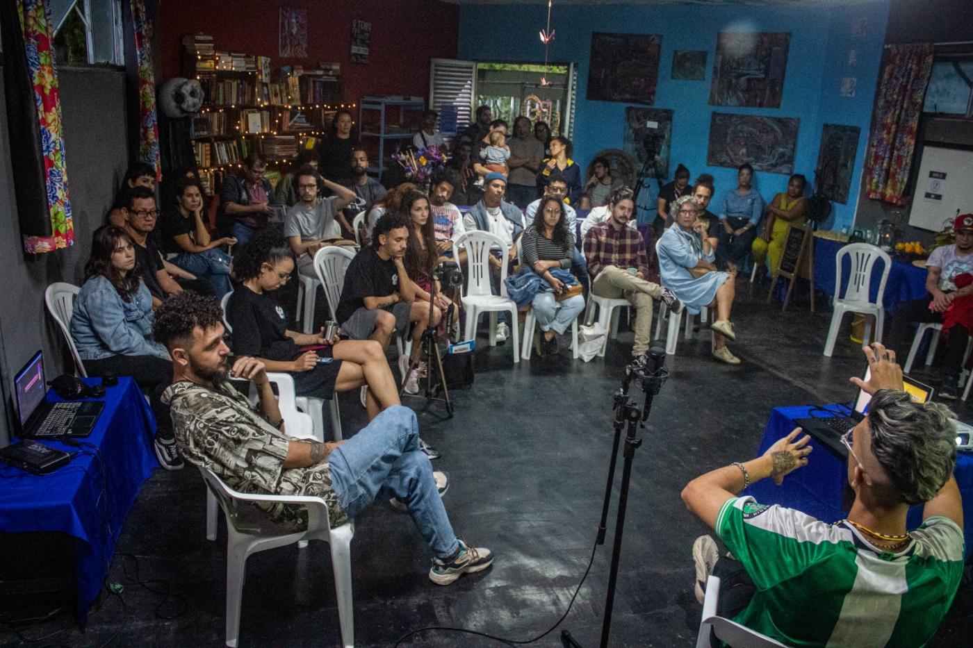 pessoas reunidas em sala #paratodosverem  