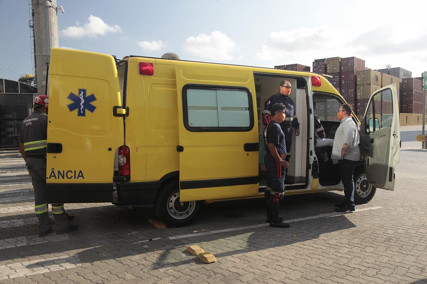 ambulância com portas abertas e 3 pessoas ao lado #paratodosverem