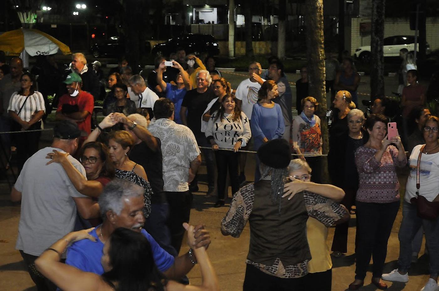 casais dançando e pessoas assistindo #paratodosverem