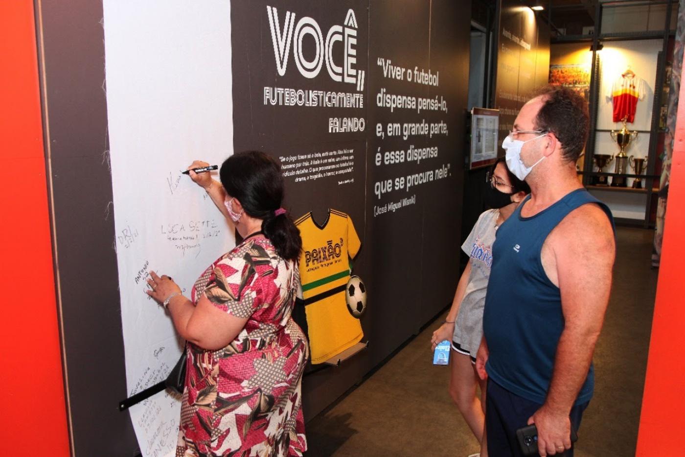 pessoas visitando o museu pelé #paratodosverem 