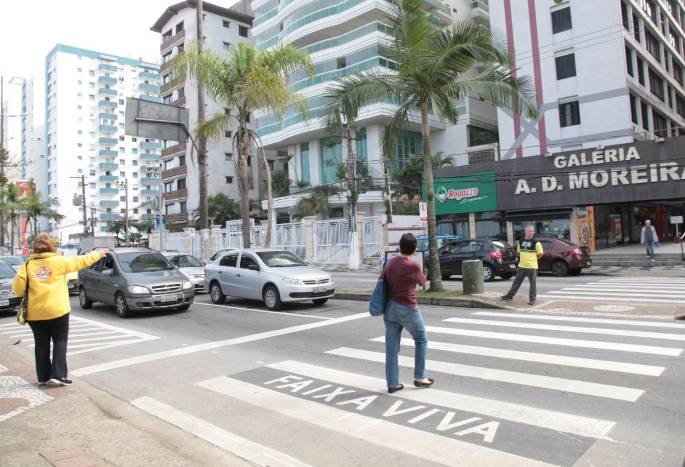 pessoas atravessam a rua em faixa com pintura do faixa viva #paratodosverem