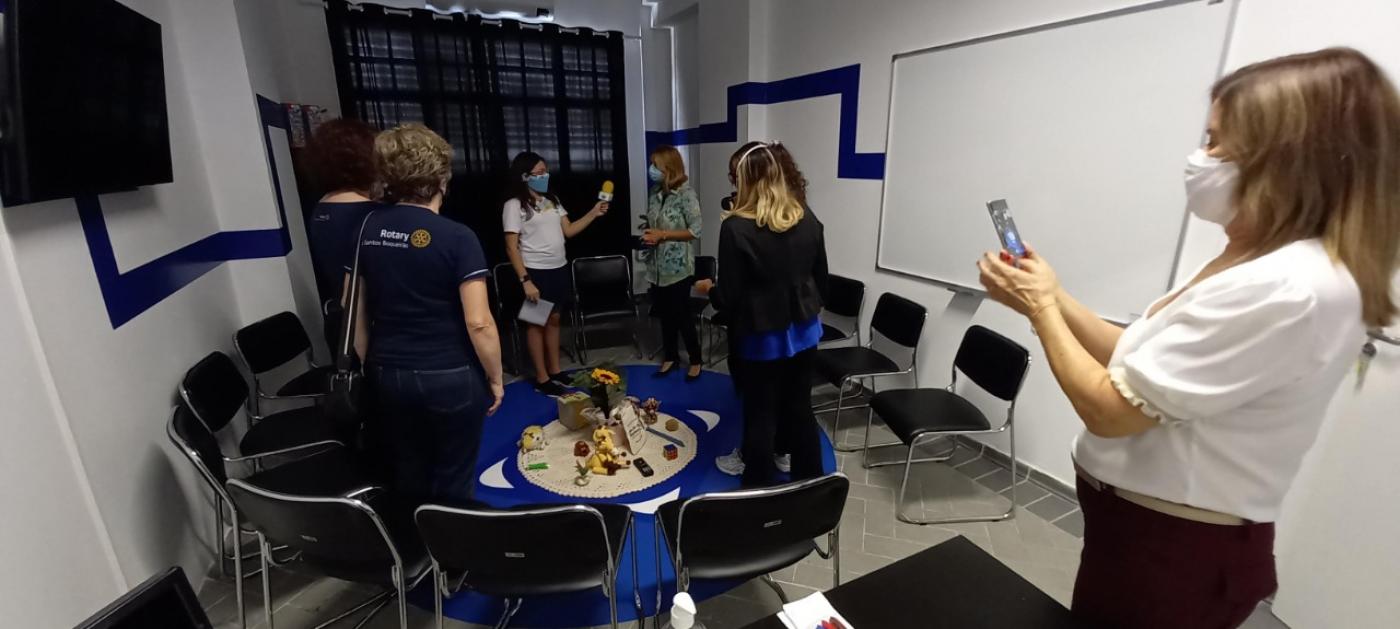 alunas entrevistam autoridade no núcleo #paratodosverem