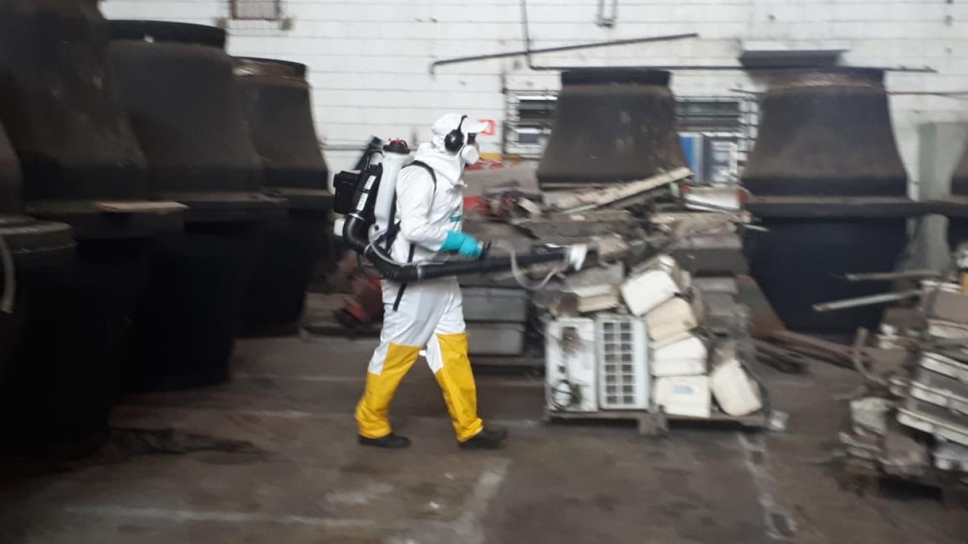 homem com roupa especial executa nebulização #paratodosverem 