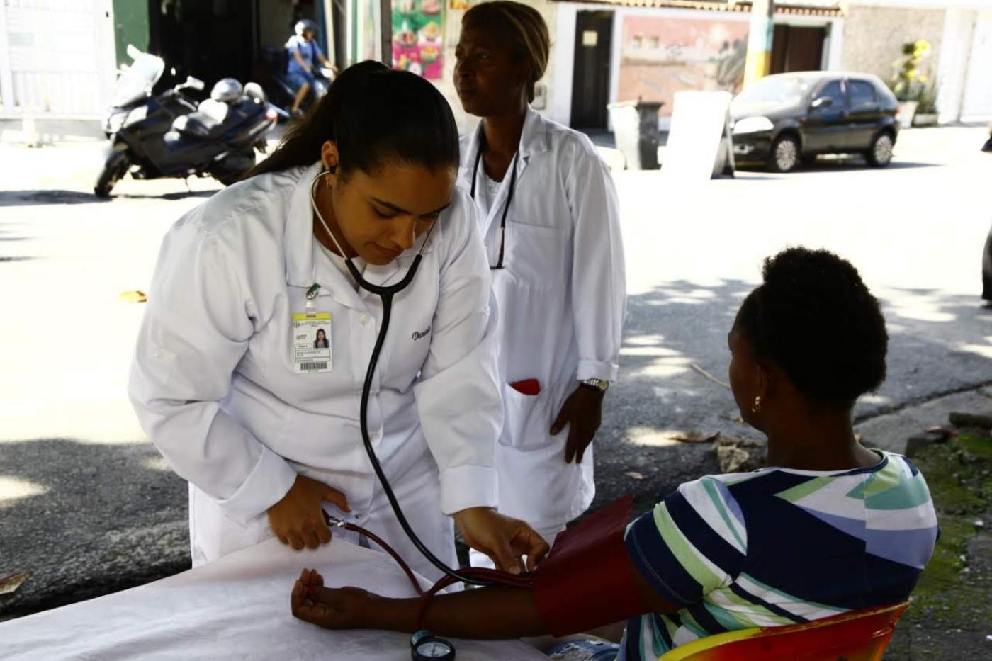 Exames de glicemia e pressão realizados em mulher #paratodosverem