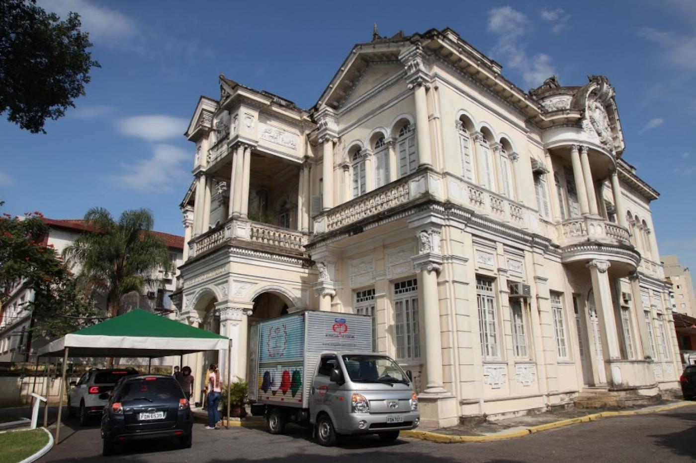 Fila de carros para doações em frente à sede do Fundo Social. #pracegover