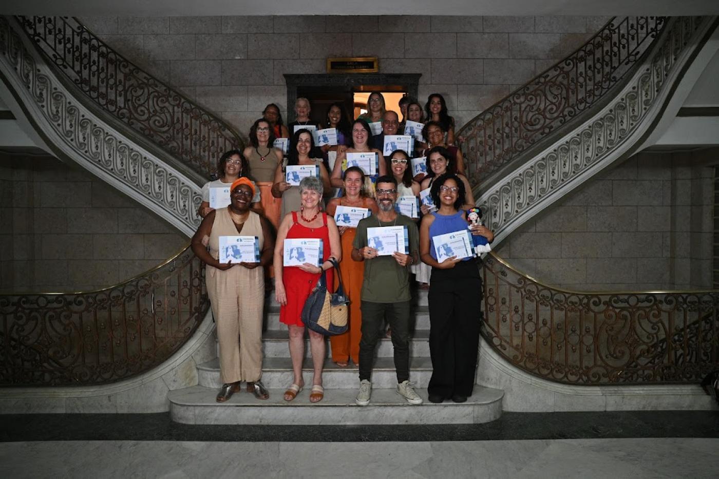 formandos mostram certificados #paratodosverem