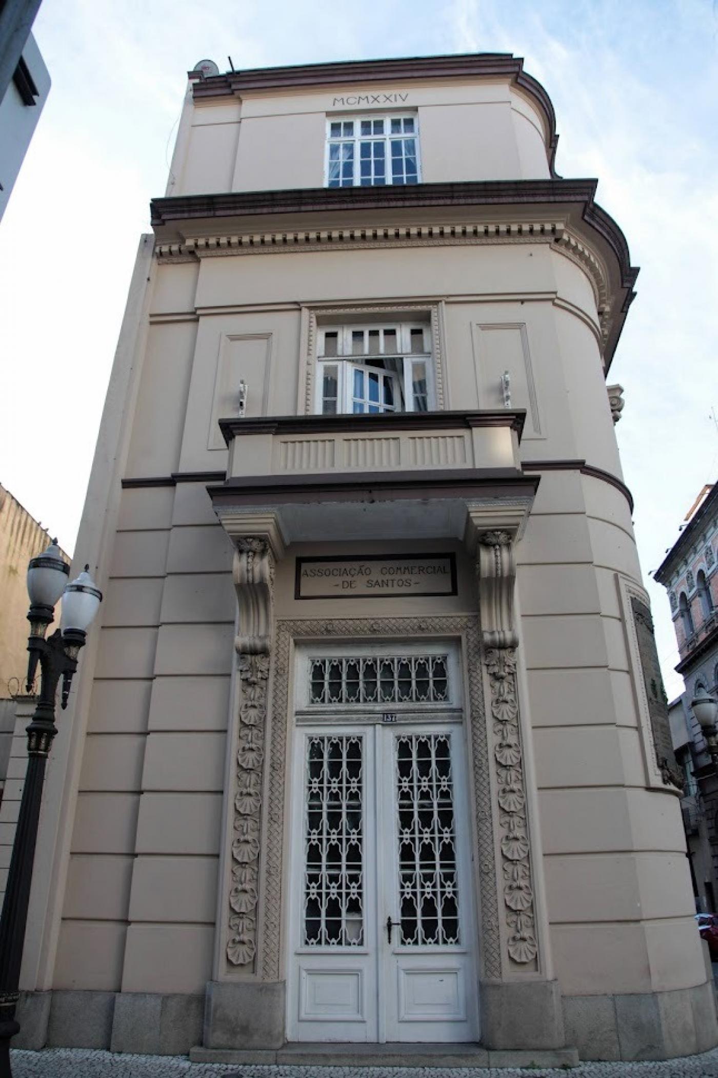 Fachada do prédio histórico da Associação Comercial de Santos. #paratodosverem