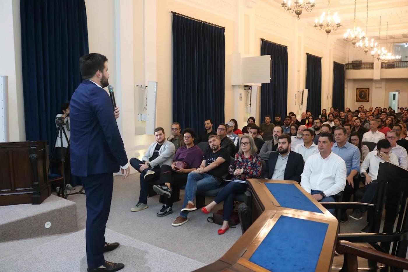 Leonardo discursa para público no auditório da Associação Comercial. #paratodosverem