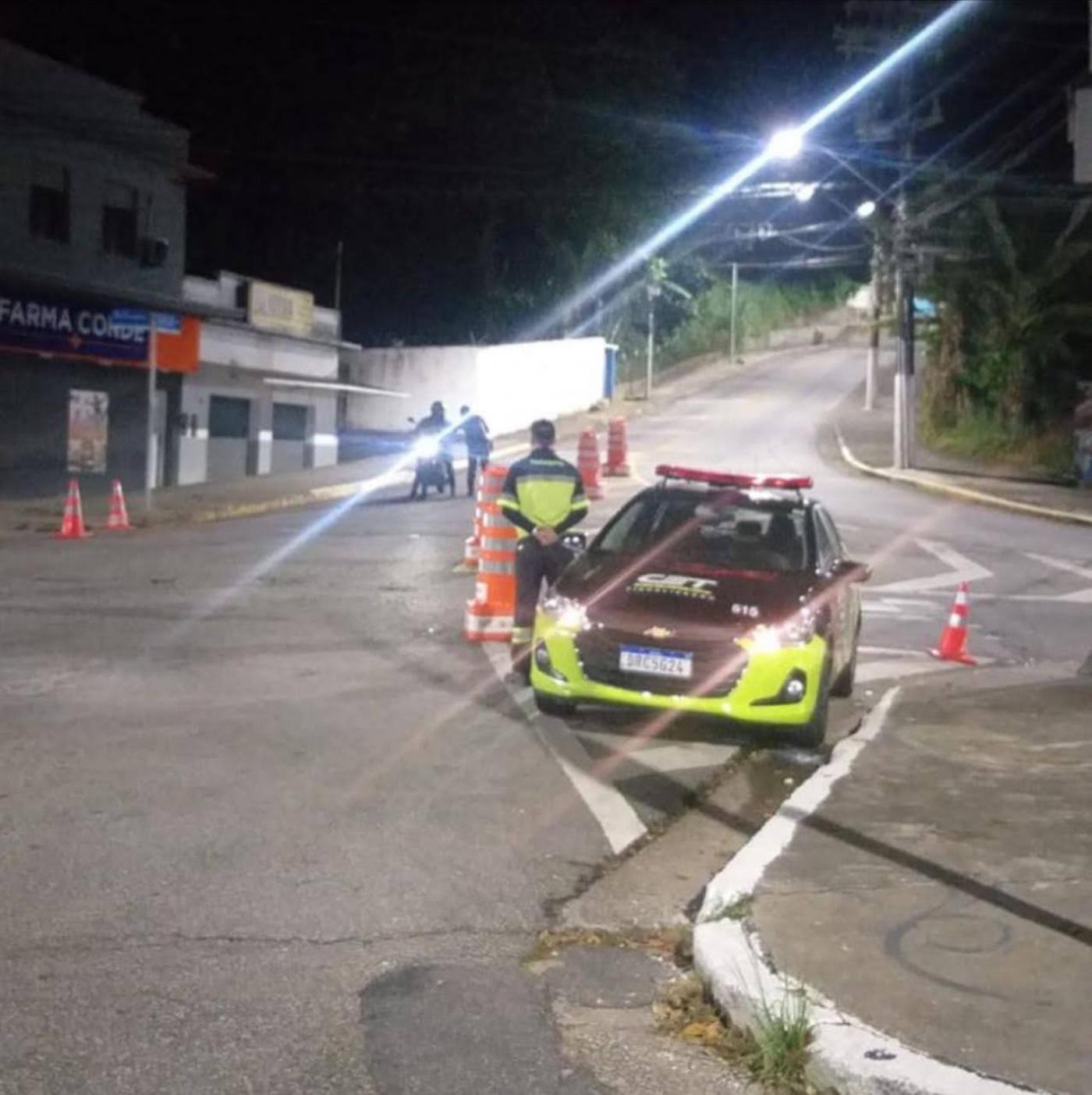 agente da cet aborda motociclista. #paratodosverem 