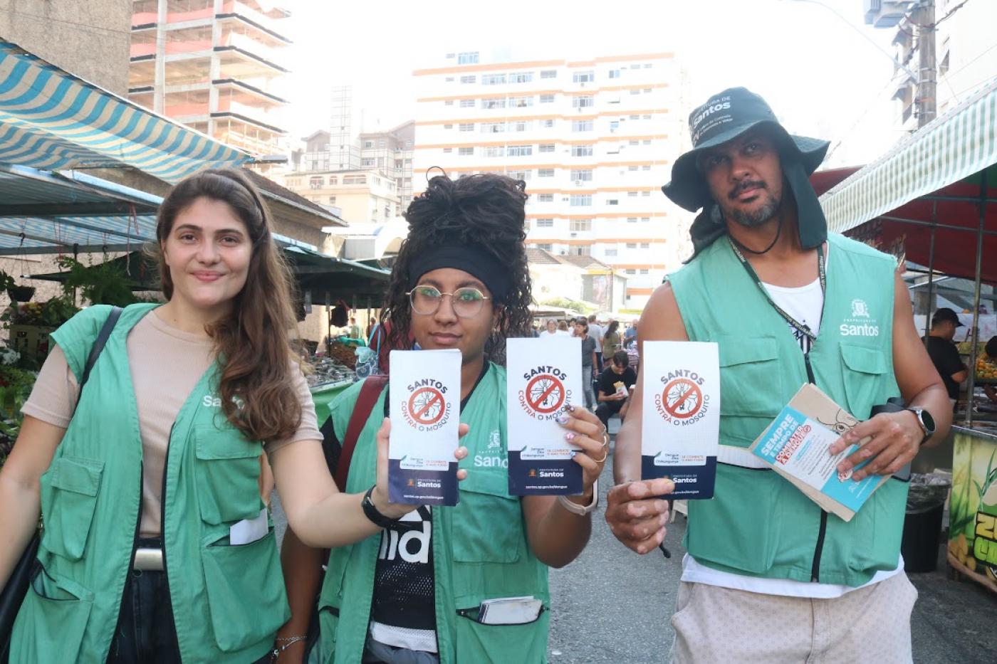 agentes mostram panfletos #paratodosverem 