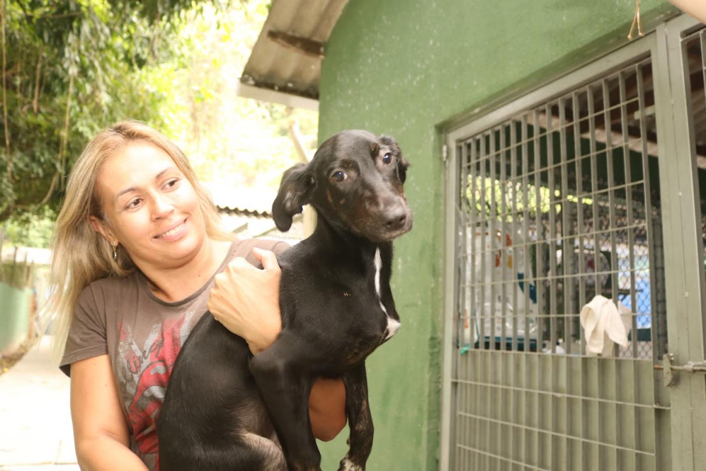 mulher segura cachorro #paratodosverem 