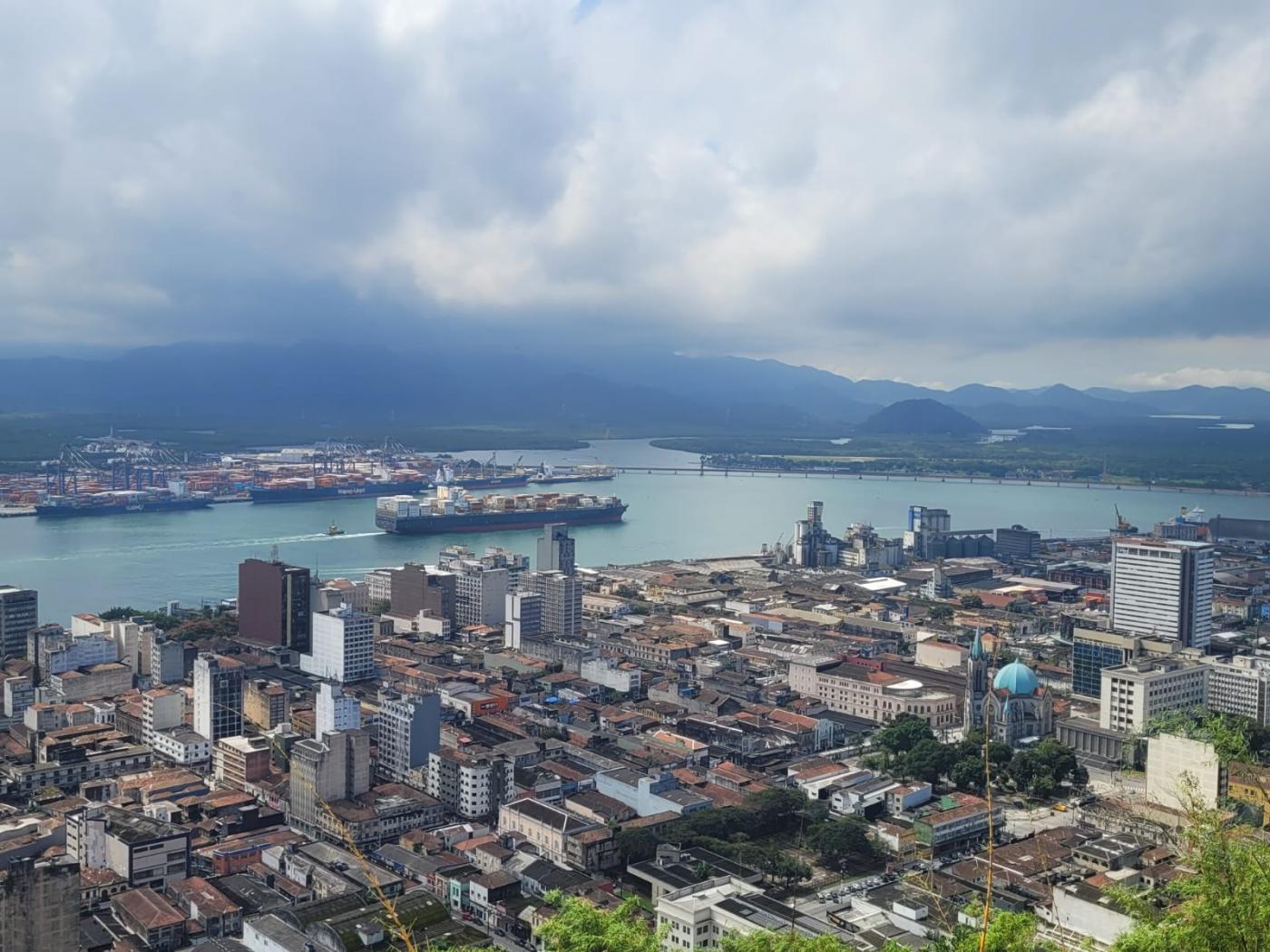 foto aérea mostra a Cidade e canal do porto ao meio #paratodosverem