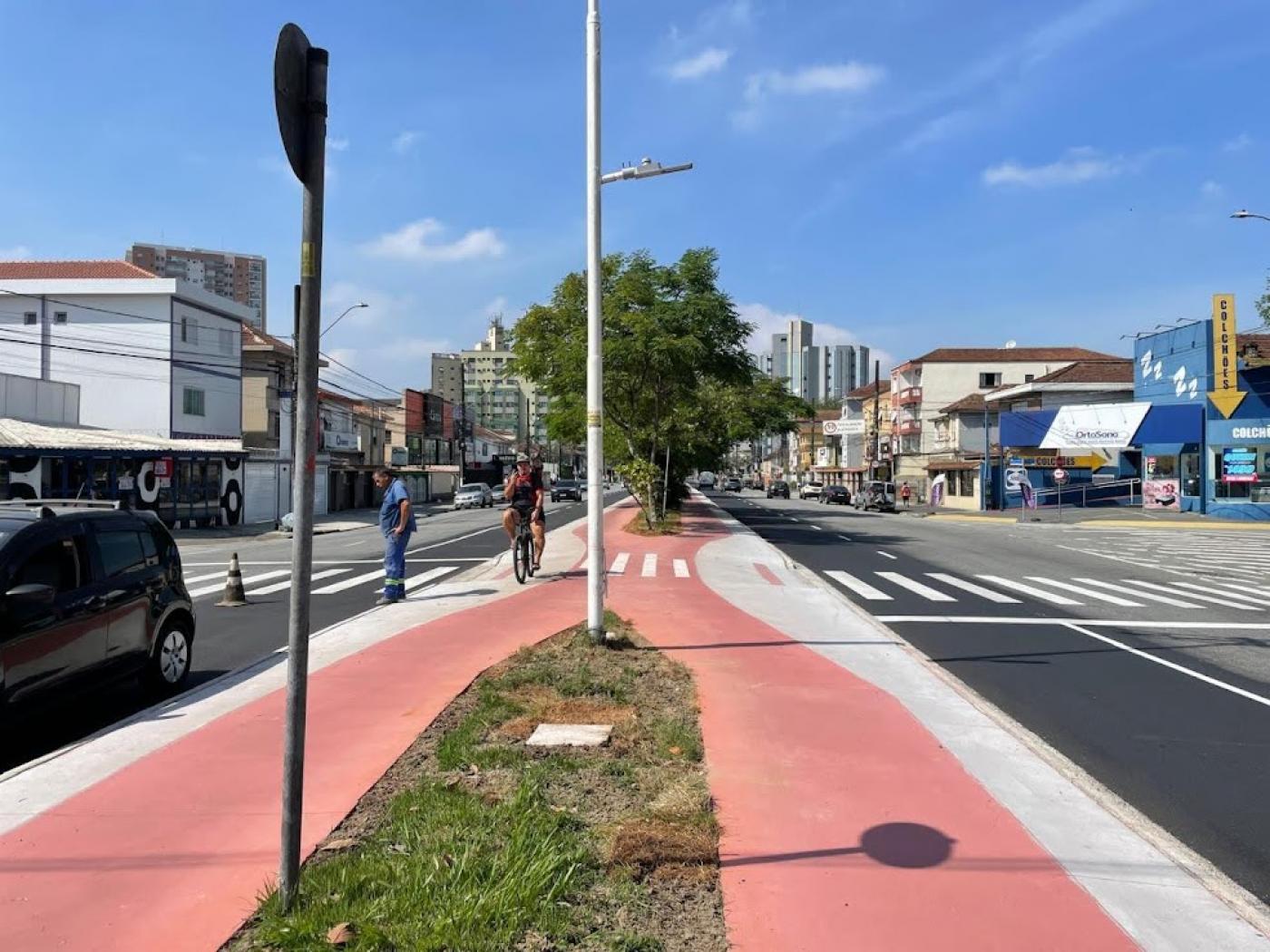 Ciclovia revitalizada com ciclista trafegando #paratodosverem 