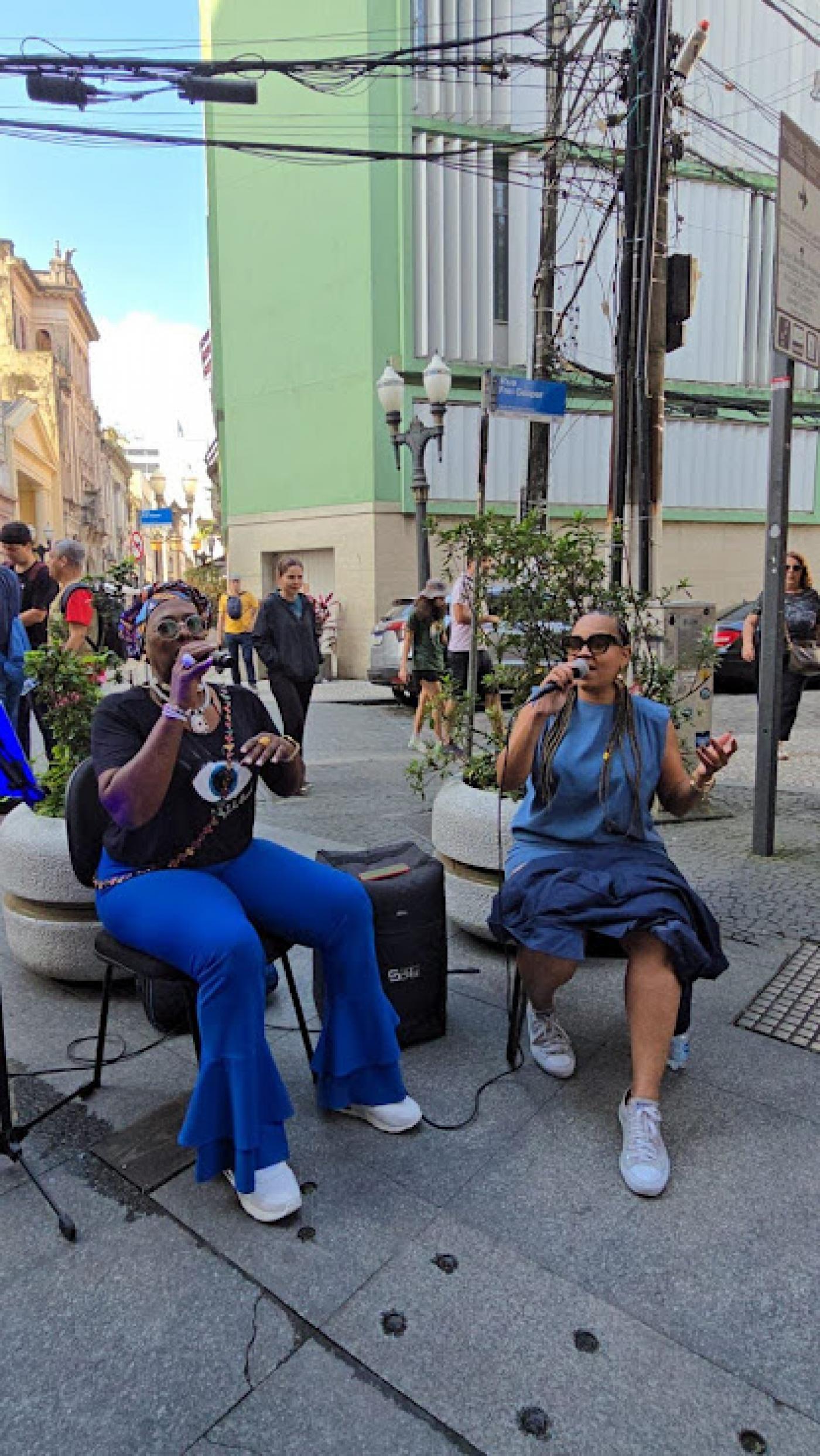 cantoras se apresentam em bulevar #paratodosverem 