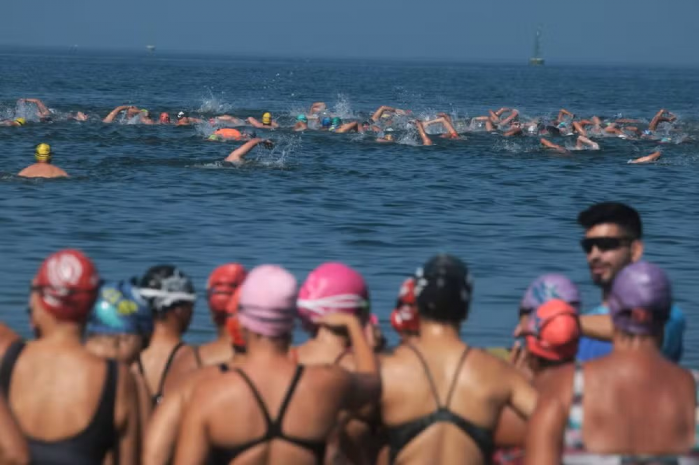 Largada do Santista de Águas Abertas. #Paratodosverem.