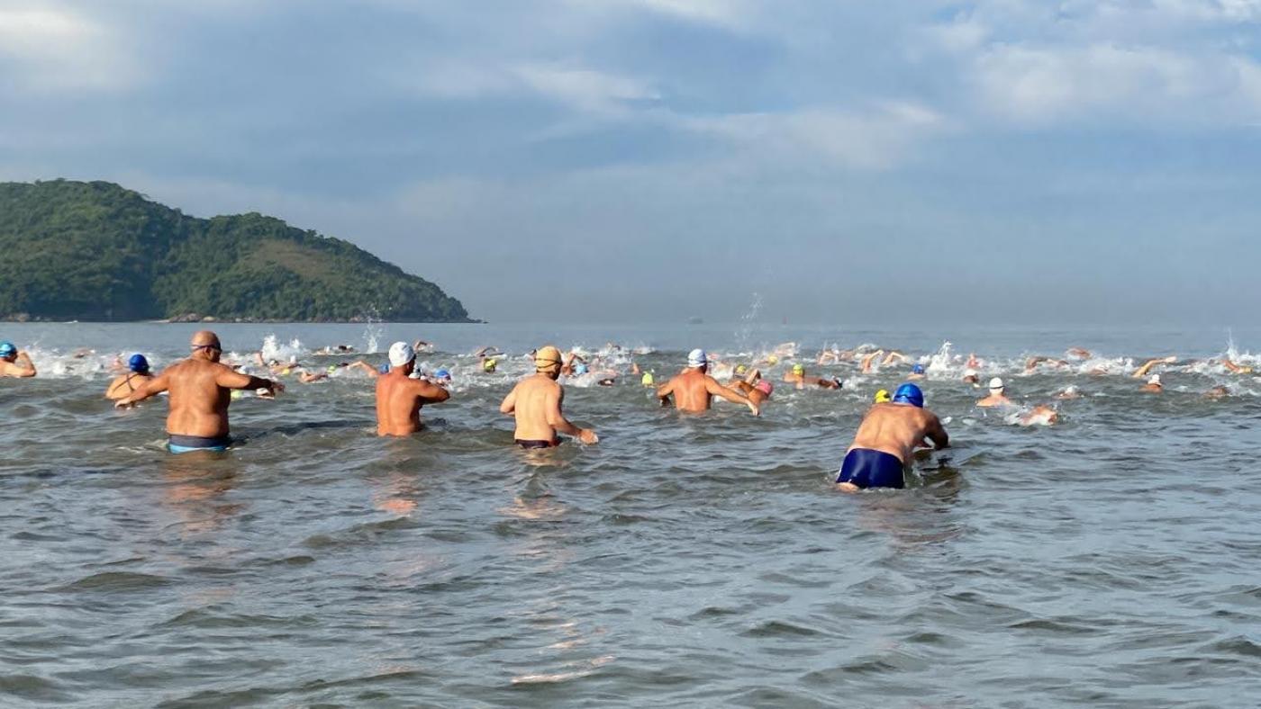atletas nadando no santista de águas abertas #paratodosverem