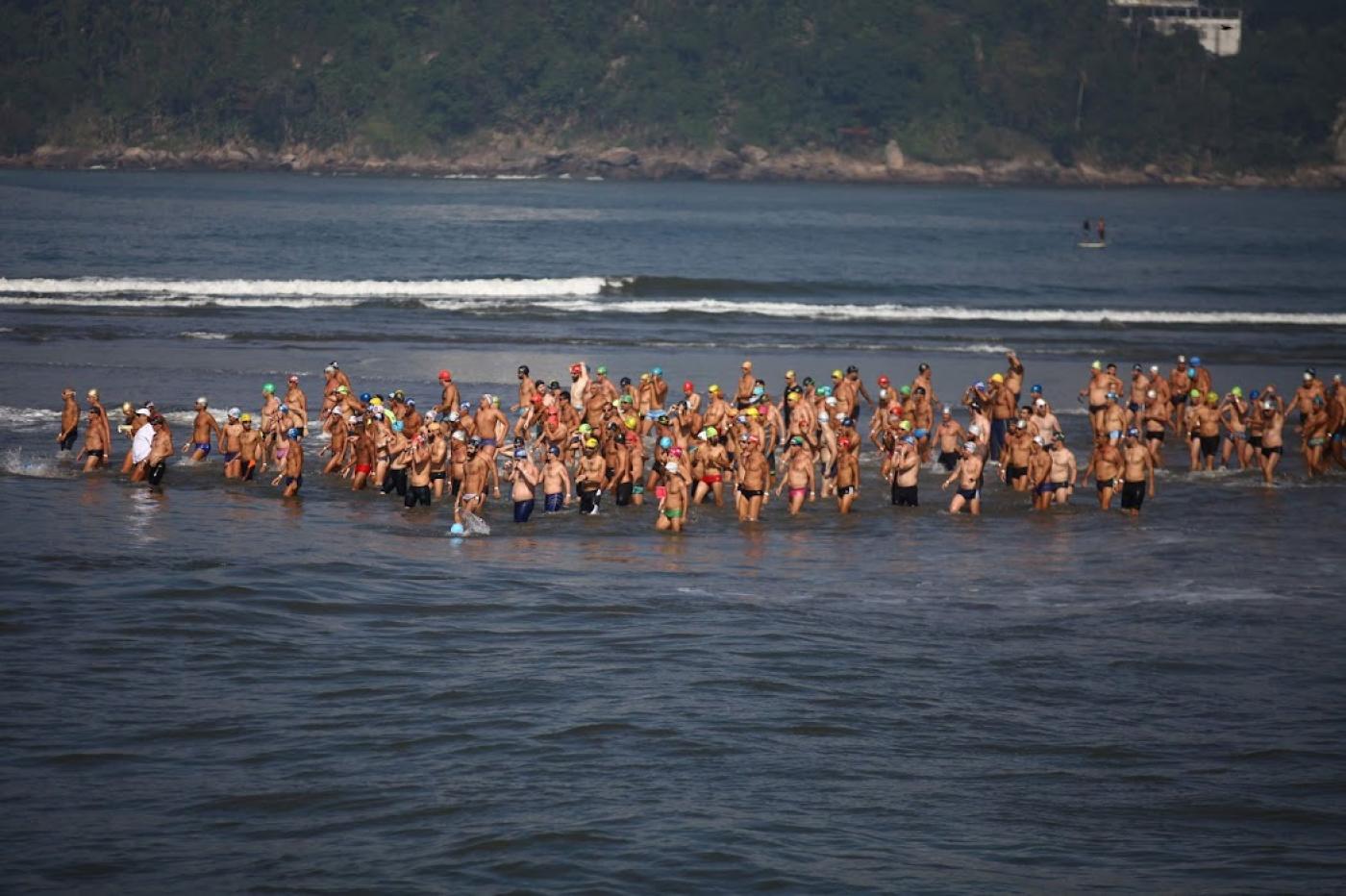muitos nadadores no mar #paratodosverem