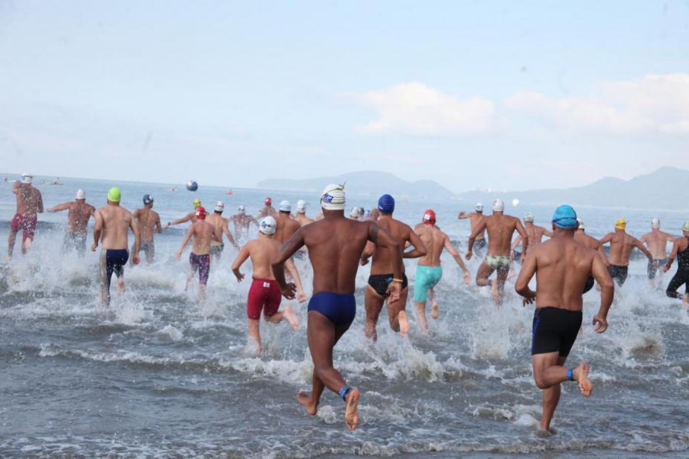nadadores entrando na água #paratodosverem