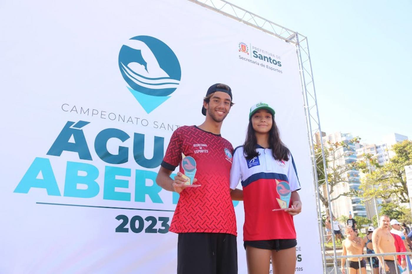 Vencedores no masculino e feminino exibem troféus. #pratodosverem