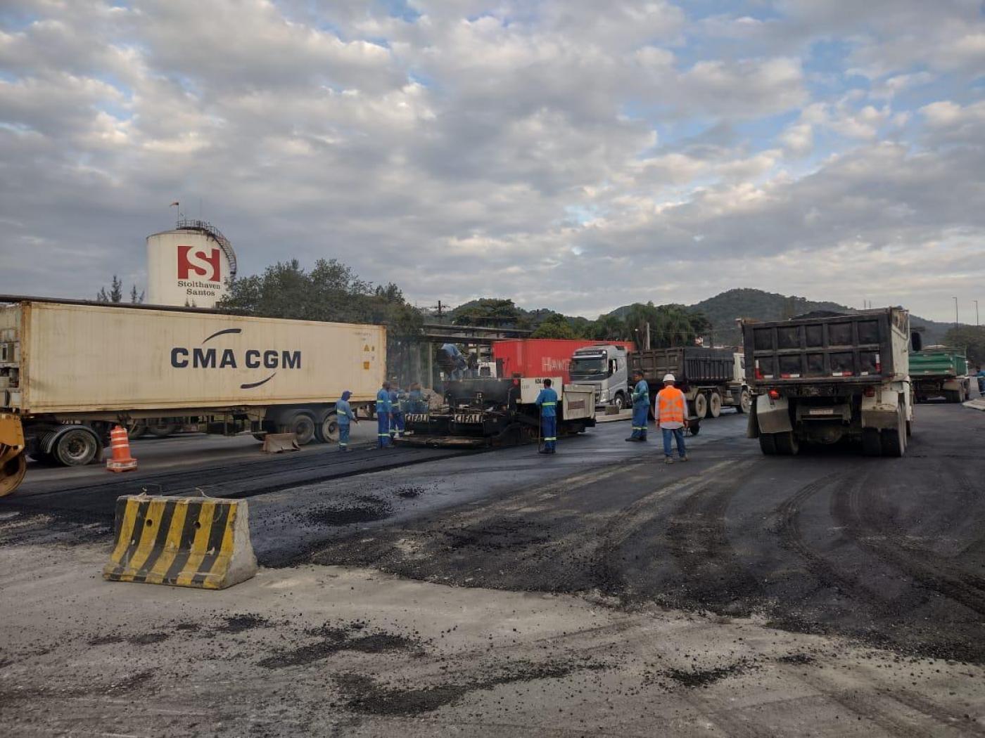 operários trabalhando na obra #paratodosverem 