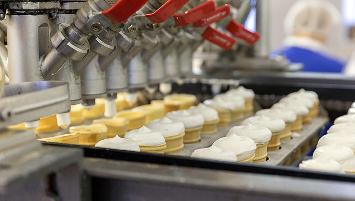 doces sobre uma bandeja em uma fábrica