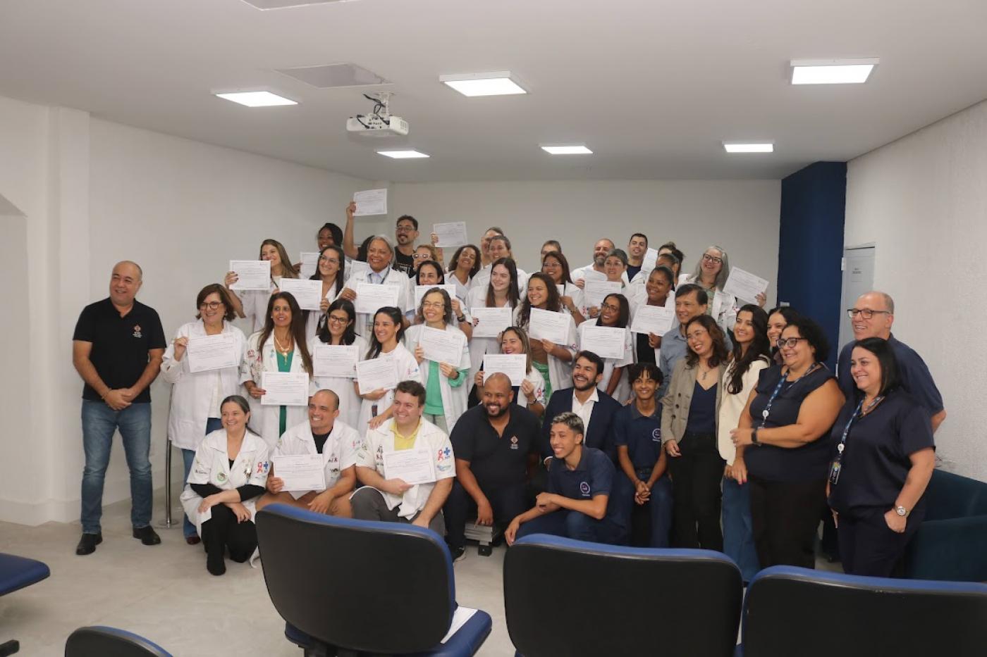 professores mostram certificados #paratodosverem