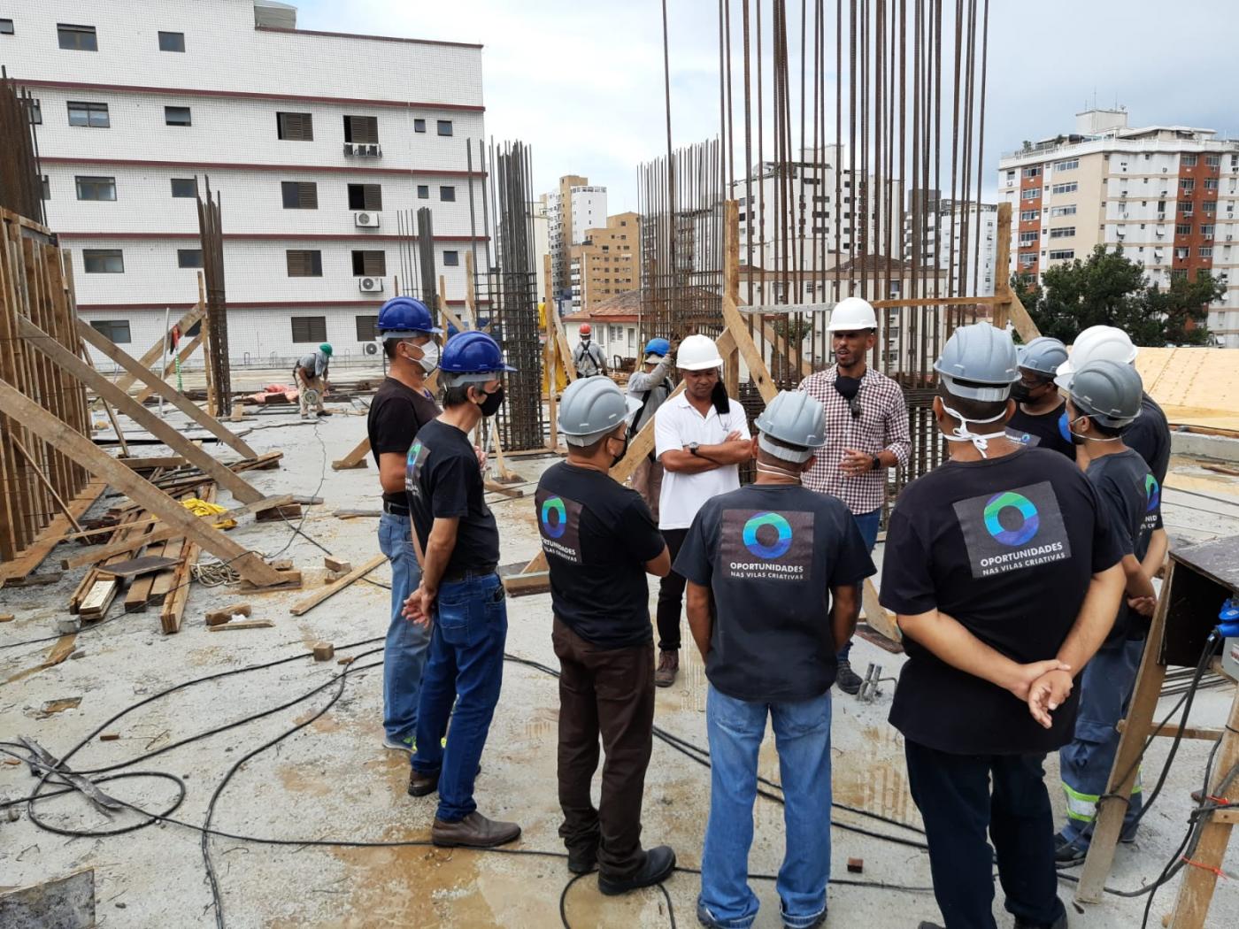 profissionais conversam com alunos em obra #paratodosverem