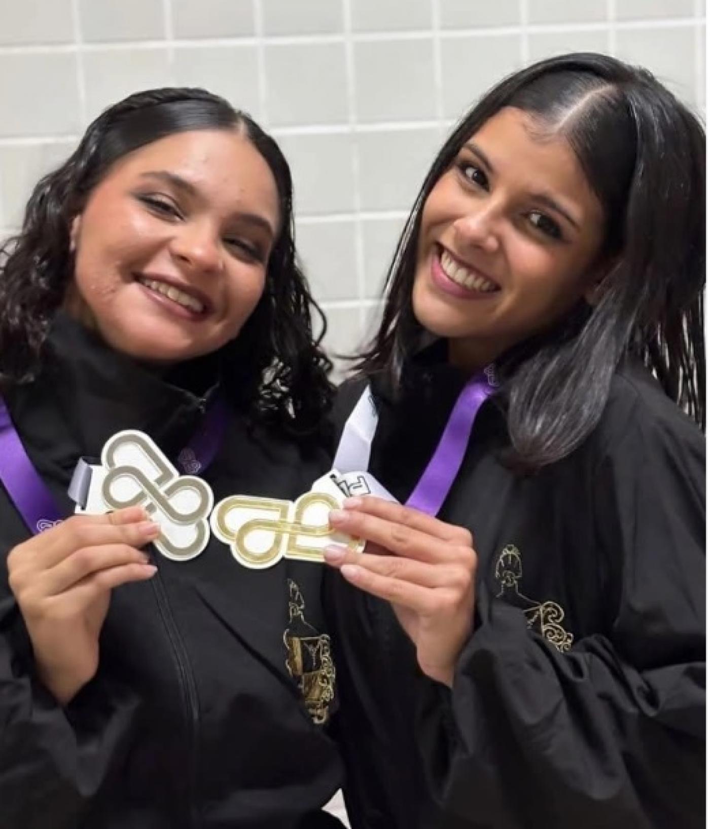 bailarinas mostram medalhas
