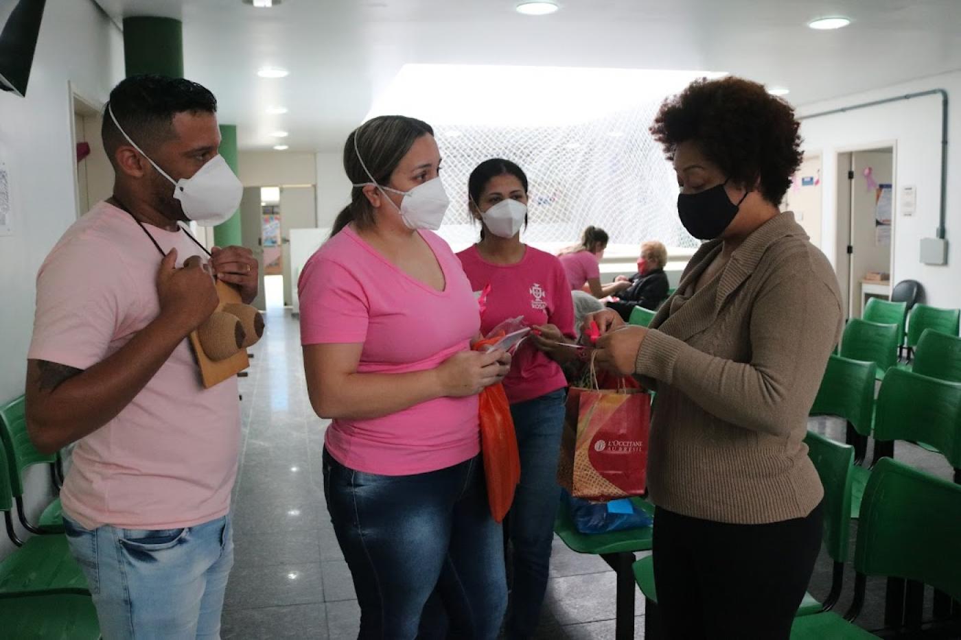 Mulher recebe panfleto de profissional #paratodosverem