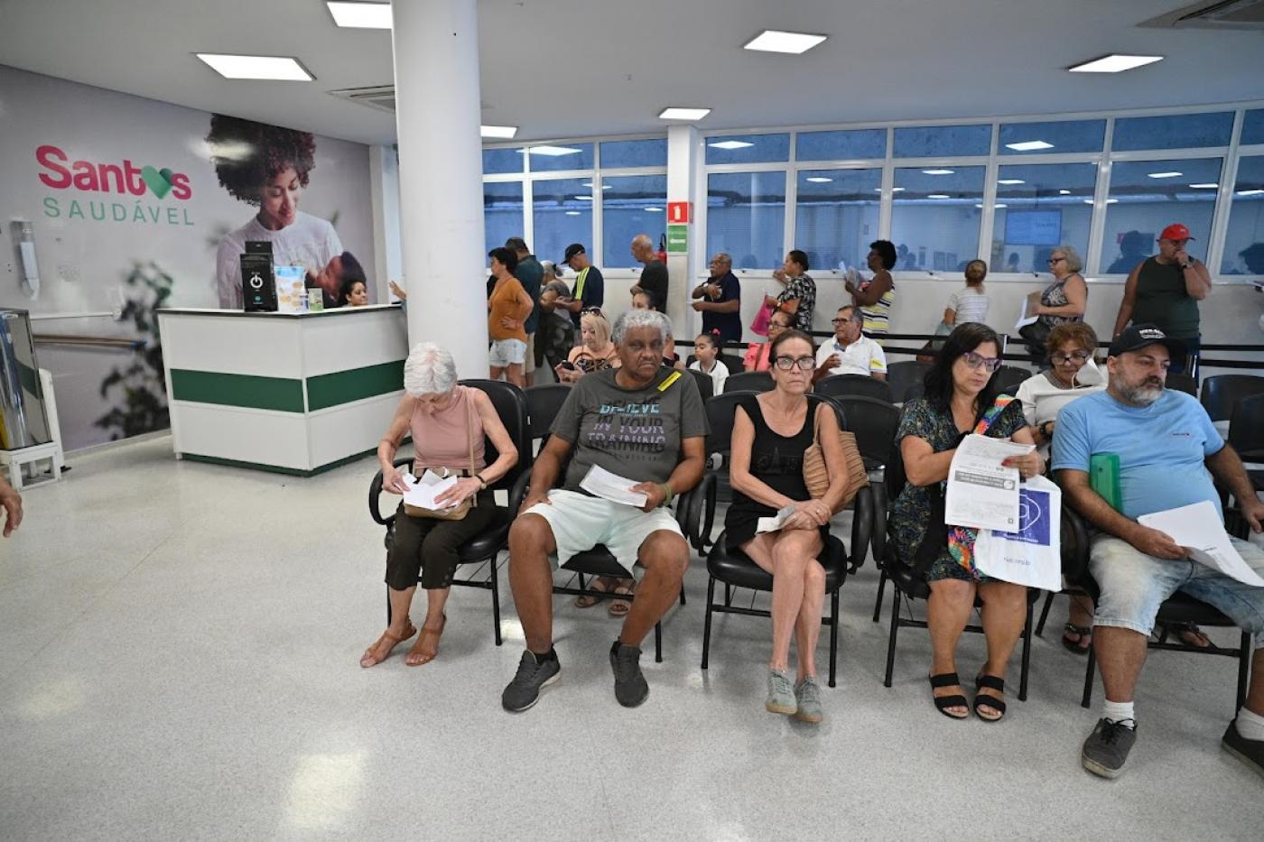 pessoas esperando atendimento no resolve aqui #paratodosverem