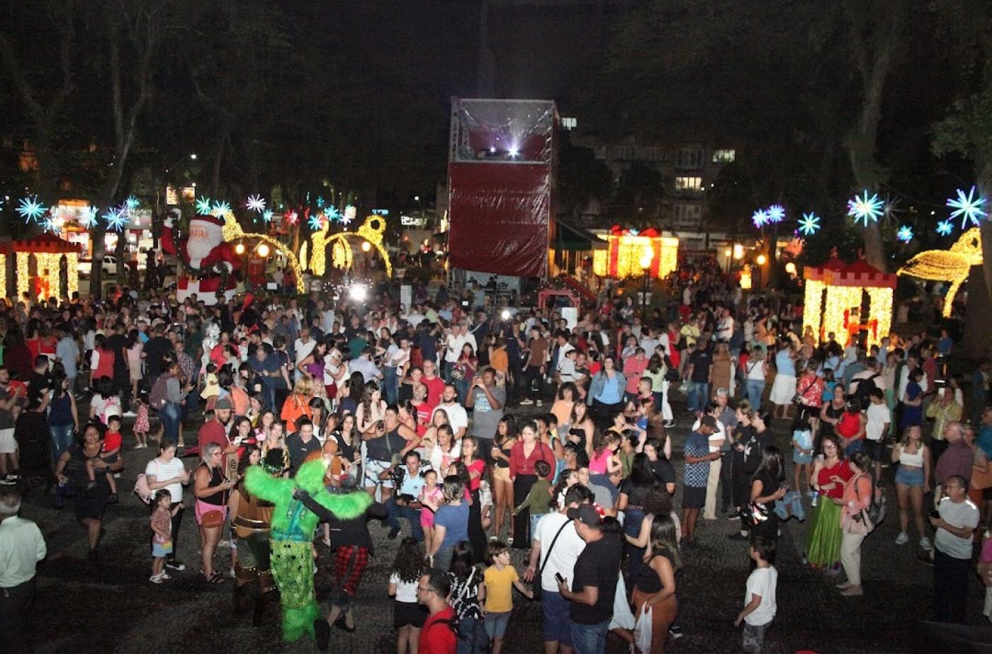 pessoas reunidas em evento no Centro #paratodosverem
