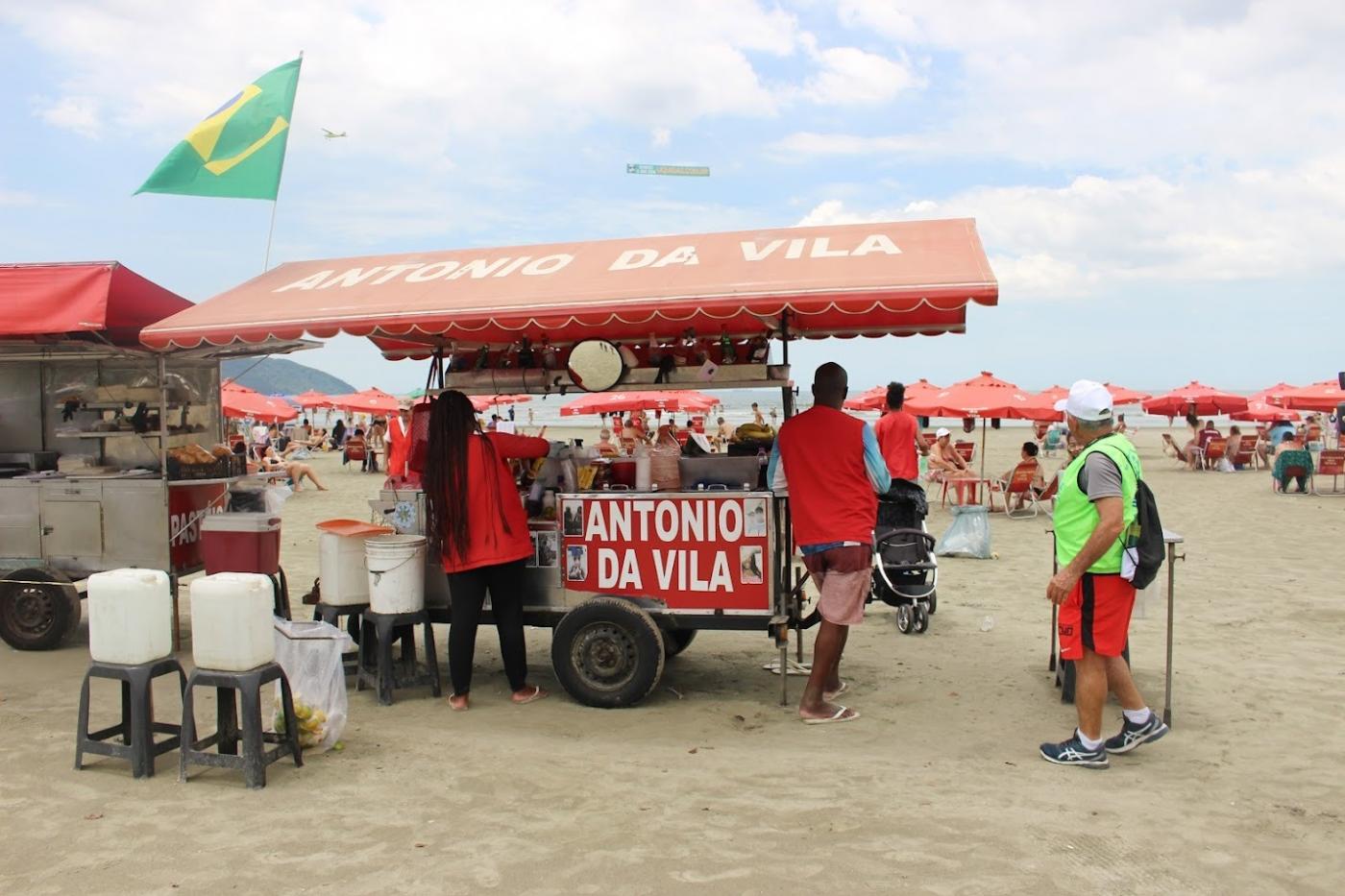 ambulante de bebidas na praia. #paratodosverem 