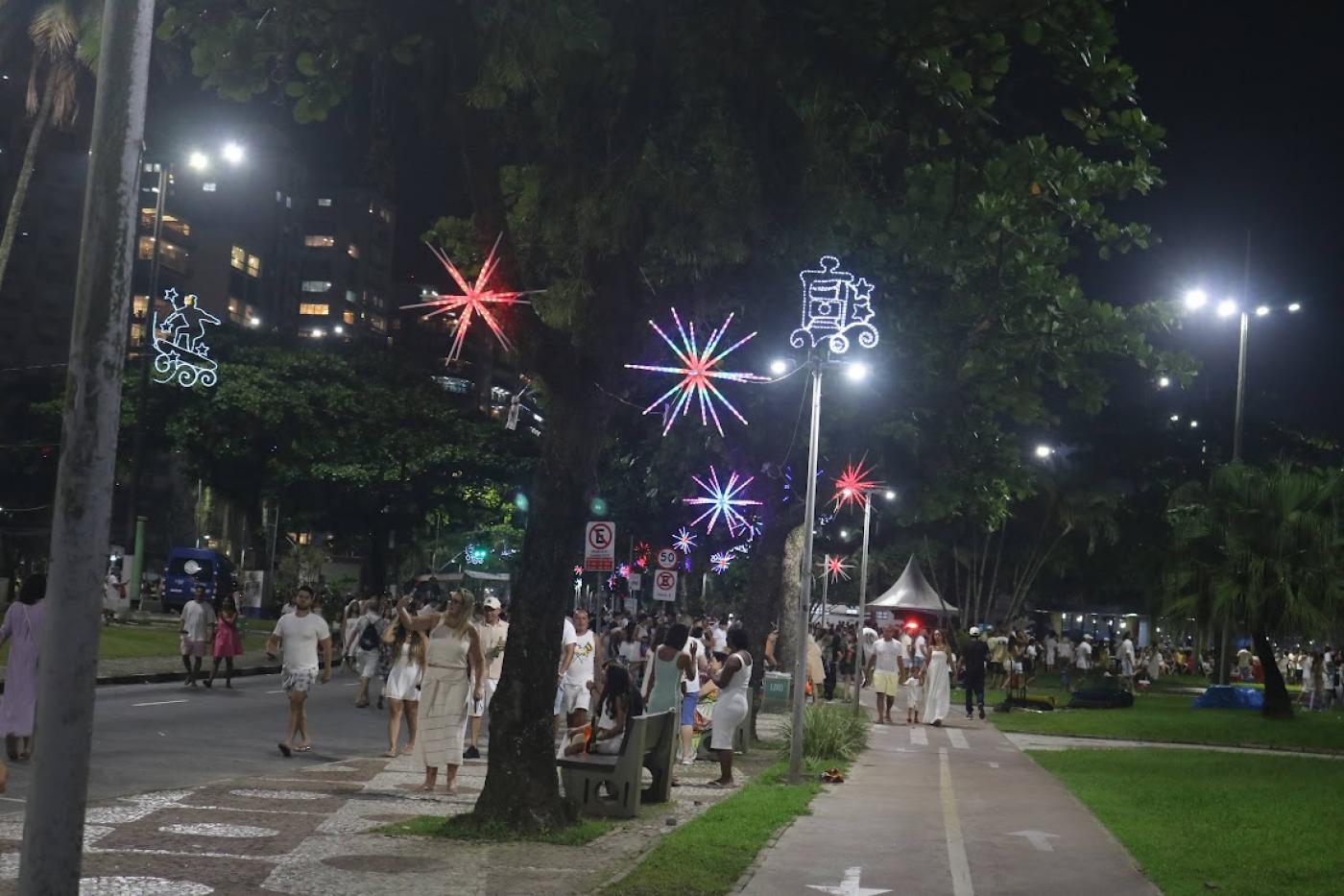 pessoas andando na avenida do réveillon #paratodosverem