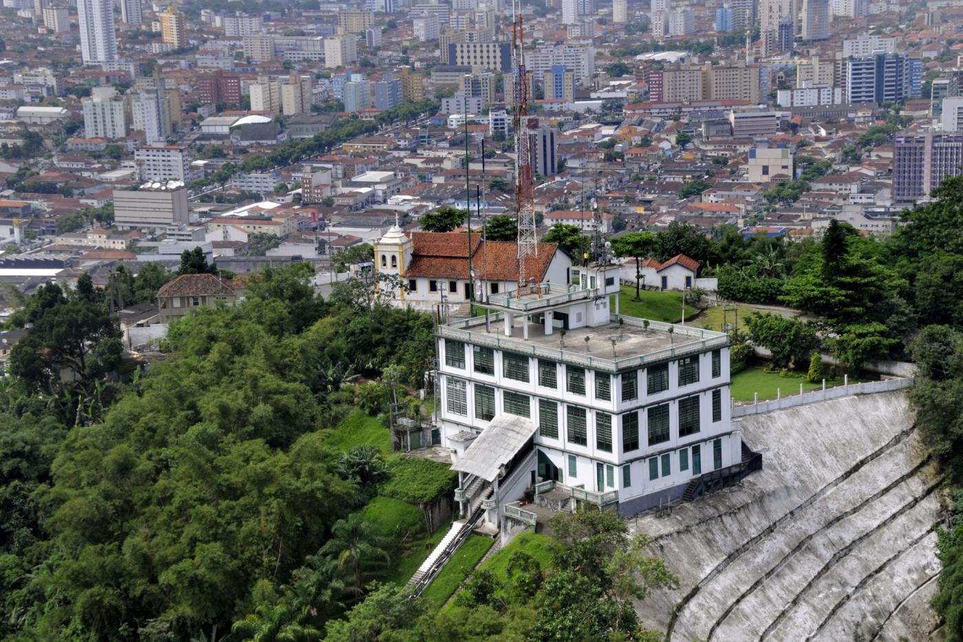 Vista aérea da região central, com foco principal no Monte Serrat. #Pracegover