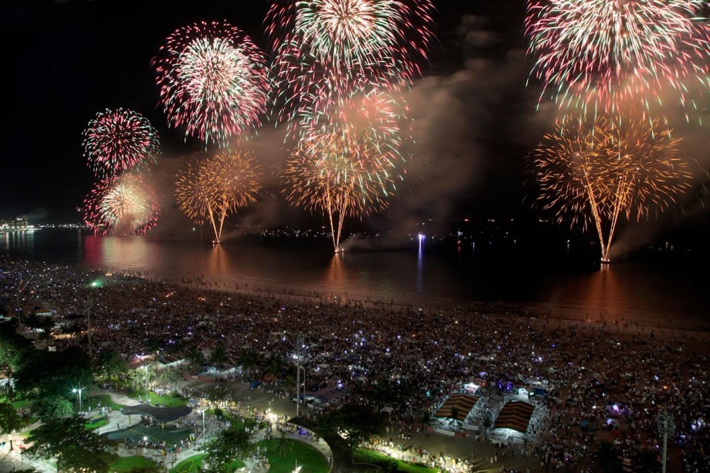 Queima de fogos na orla da praia com grande público #paratodosverem