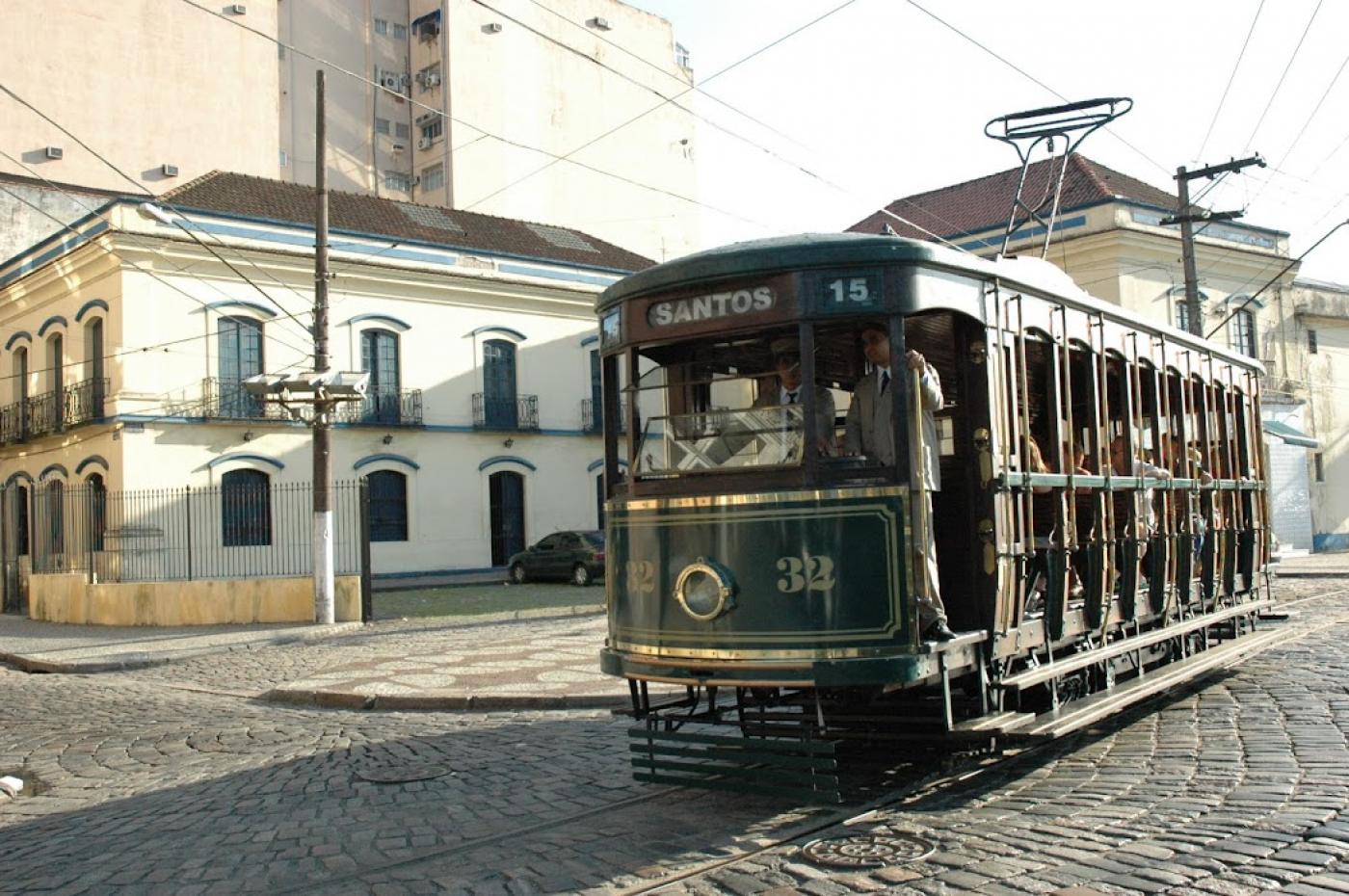 bonde andando em frente a casarão histórico #paratodosverem