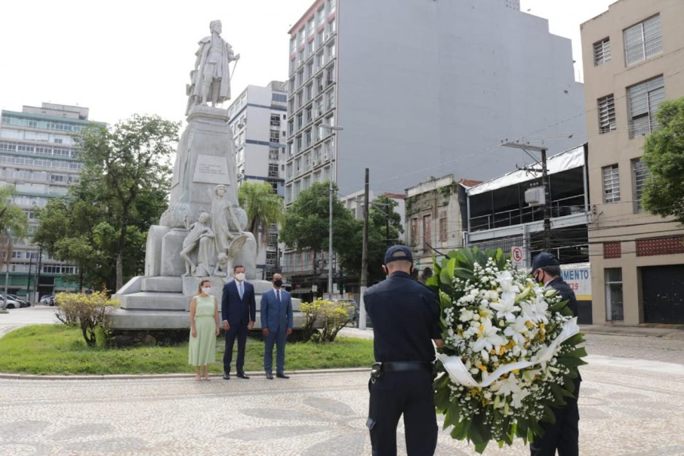 Guardas carregam flores para deposição no monumento de Braz Cubas.