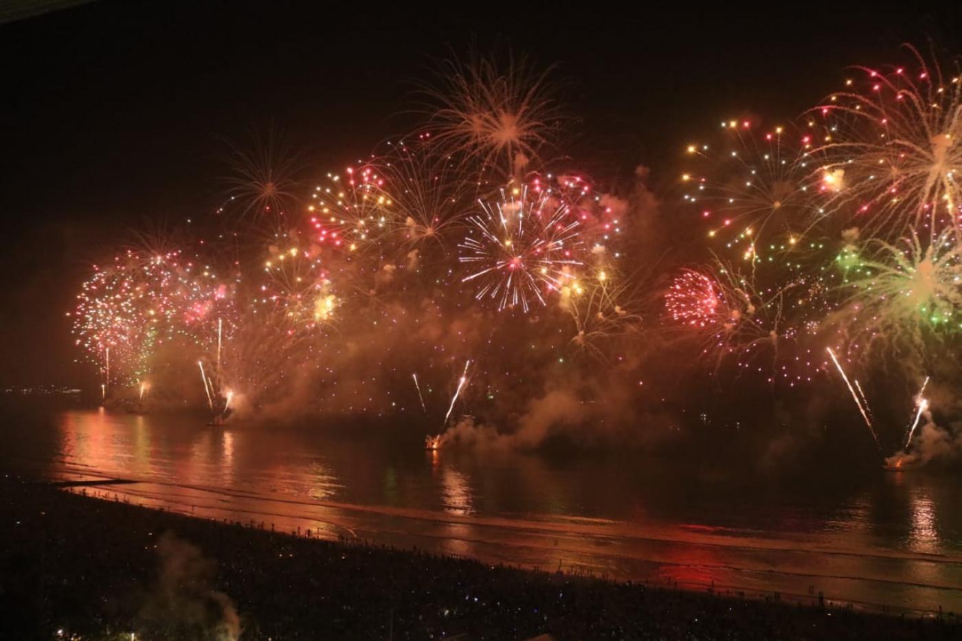 Fogos de artifício colorem a orla santista. #paratodosverem