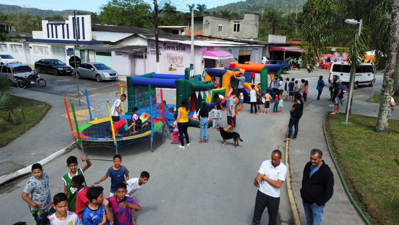 pessoas se movimentando na festa #paratodosverem 