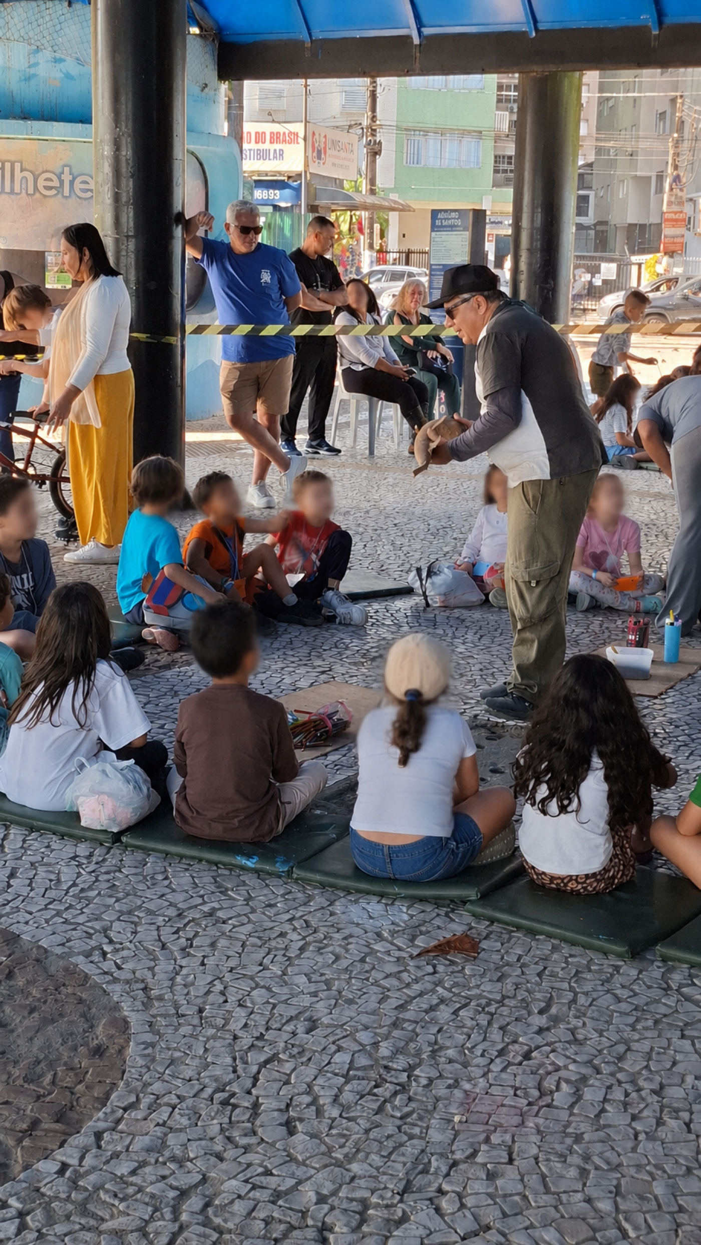 crianças na atividade olham para monitor sentadas em círculo #paratodosverem 