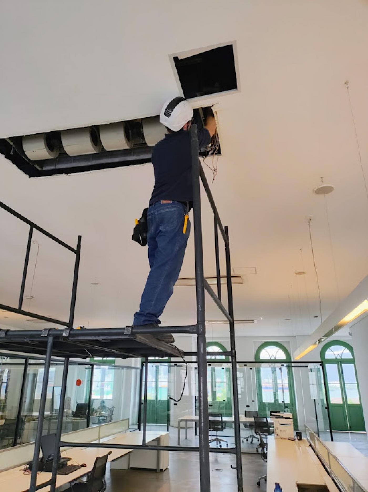 operário mexe em ar condicionado #paratodosverem 