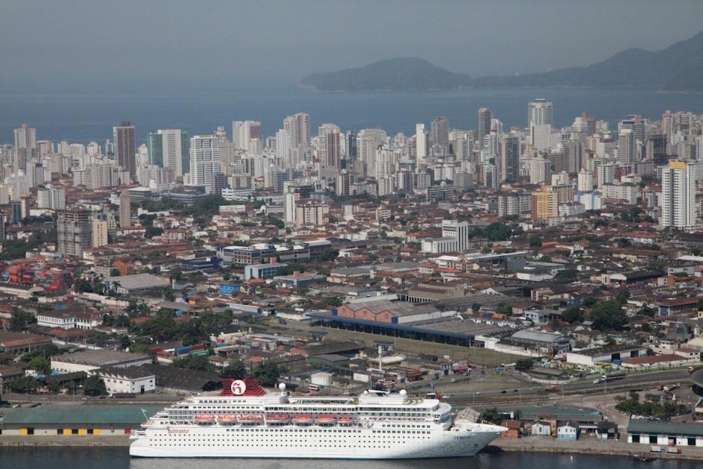 Foto área de Santos com um navio em primeiro plano #paratodosverem